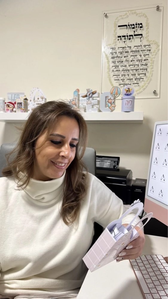 אנני שדה בסטודיו הביתי שלה, מעצבת מיתוג לאירוע